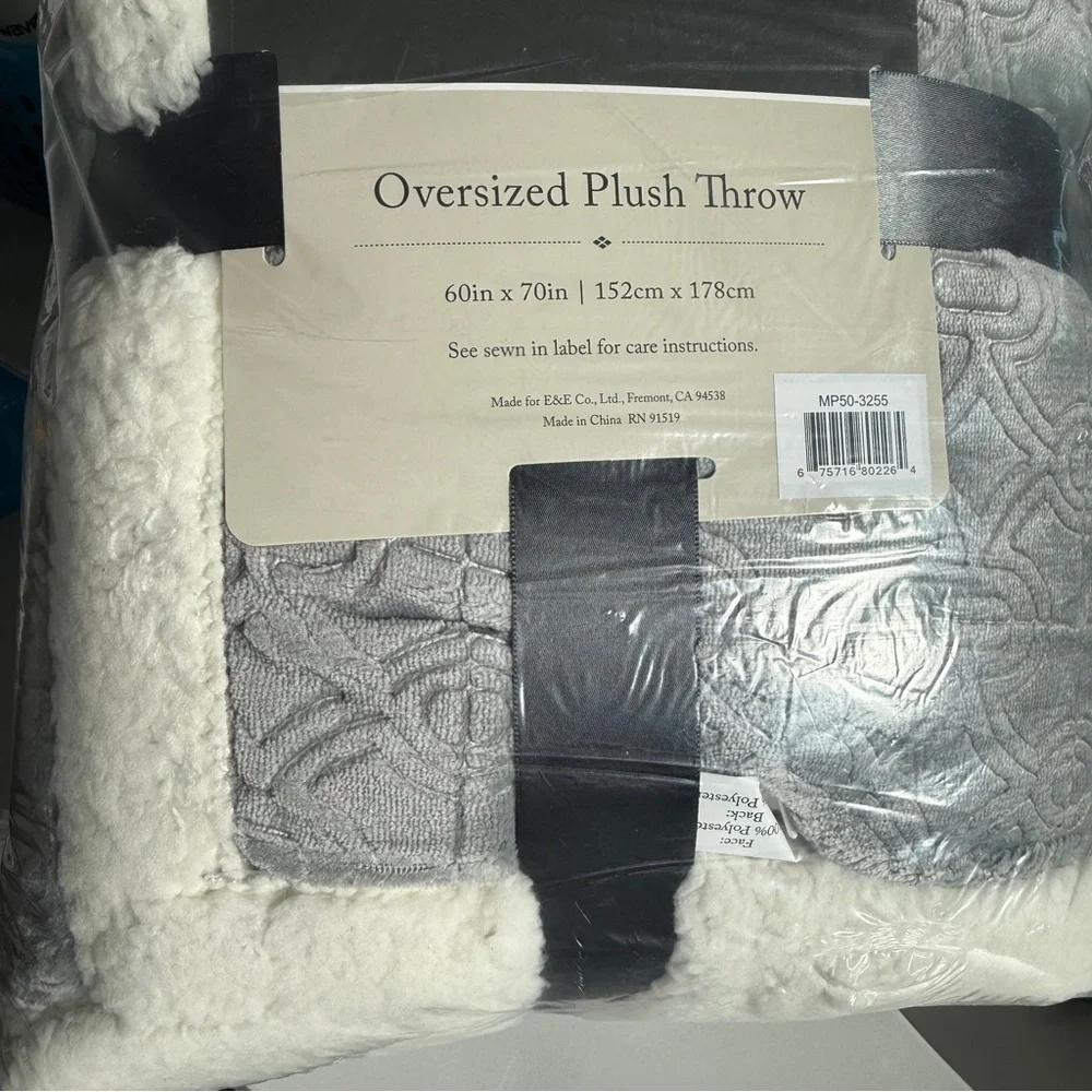 🆕 ✨ Madison Park Oversized Plush Throw Blanket – Grey 60” X 70” 🩶🤍🩶 NWT - Picture 4 of 16